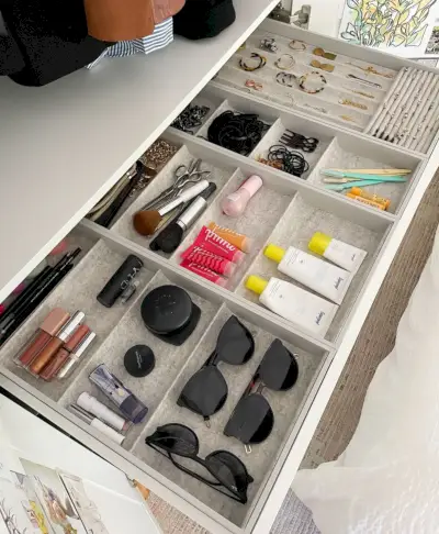 Armadio Ikea Pax con vassoio aperto e cassetto organizer in velluto