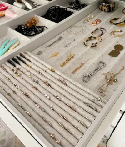 Armario Armario Ikea Pax Detalle de bandeja organizadora de joyas con anillos