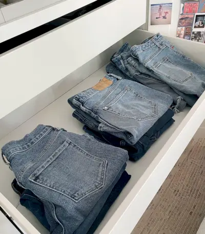 Ikea Pax Garderobsgarderob öppen låda med jeansjeans för kvinnor