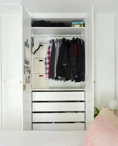 Armoire ouverte Ikea Pax avec vêtements pour hommes