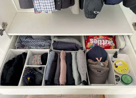 Ikea Pax Kleiderschrank Schublade mit Herrenhemden und Socken