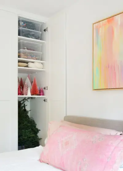 Placard Ikea Pax avec décor de Noël à l'intérieur