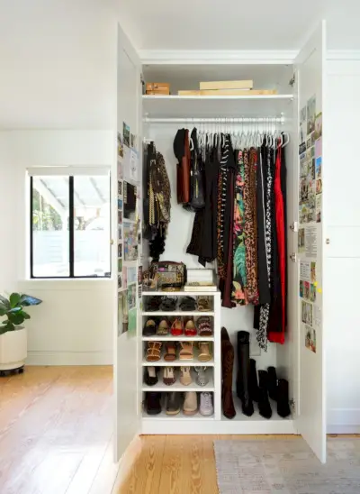 Armoire ouverte Ikea Pax avec longs vêtements suspendus et rangement pour chaussures