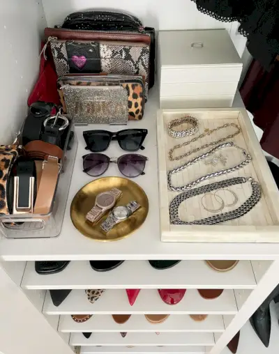 Armoire-penderie Ikea Pax au-dessus de l'étagère avec bijoux et pochettes