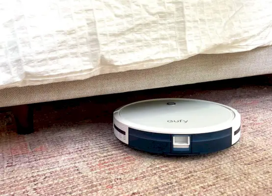 Eufy RoboVac 11S passe sous le cadre de lit rembourré