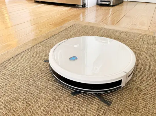 Eufy RoboVac 11S su guida di iuta con basette laterali all'esterno