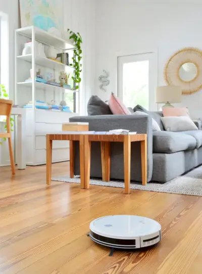 Robot Eufy RoboVac 11S per netejar el terra de fusta de l'habitació familiar a la planta superior