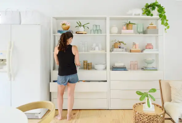 Sherry tirando comida da estante Ikea Fjalkinge usada em uma cozinha mínima