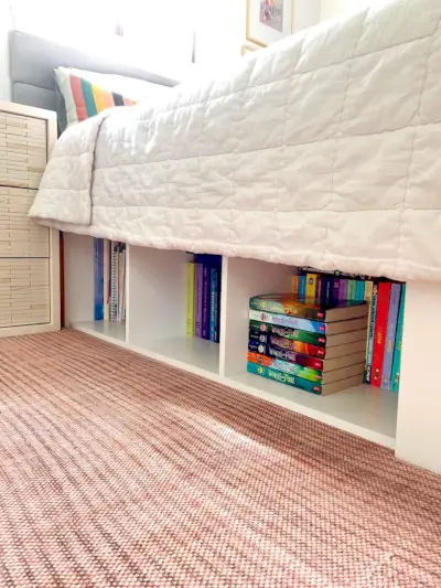 Stauraum unter dem Bett mit Bücherregal im Cubby-Stil