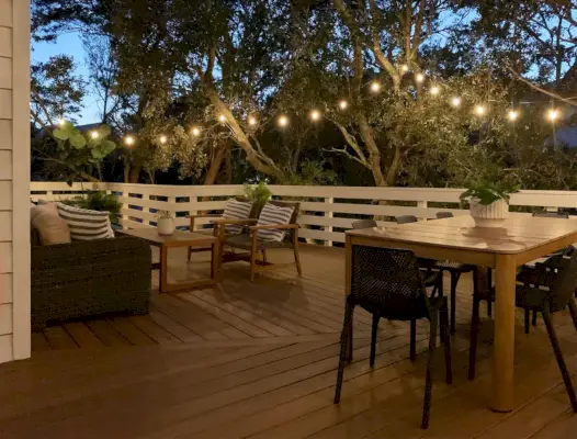 Nachtansicht der großen Terrasse mit Lichterketten