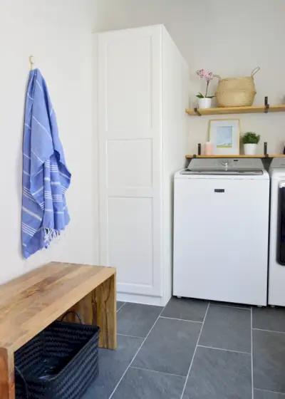 wasruimte in de modderkamer met enkele haak met handdoek aan de muur