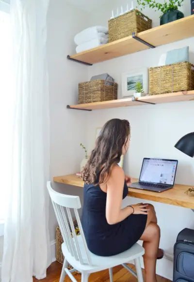 Planken bouwen en een zwevend bureau voor een kantoorhoekje