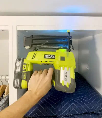 Ryobi AirStrike Nagler befestigt erstes Brett zum Einbau in Ikea Pax