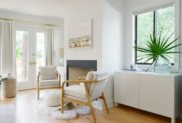 Armoire Ikea Besta blanche sous fenêtre dans la chambre derrière une chaise