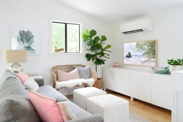 Salon avec grande console multimédia Ikea Besta blanche