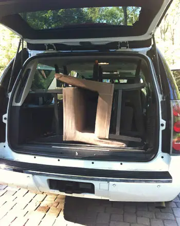 Chaises de vente de garage en voiture