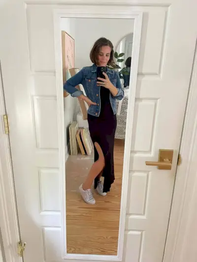 Sherry selfie no espelho em casa com vestido preto longo, jaqueta jeans e tênis