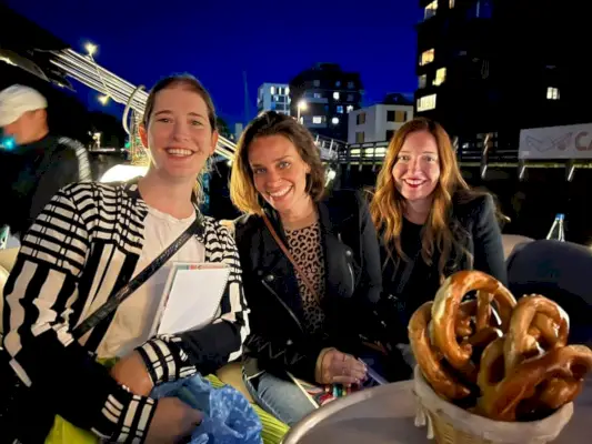 Sherry avec d'autres filles lors d'une croisière fluviale avec un pull léopard sous un blazer noir