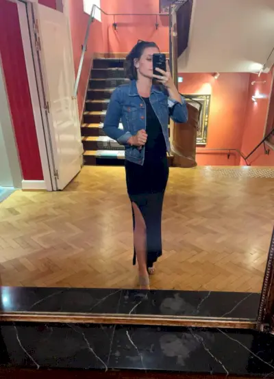 Sherry selfie dans le miroir de l'hôtel avec une longue robe noire et des sandales