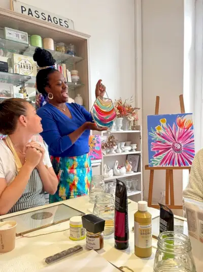 L'artiste Etta Vee à l'atelier de peinture à Strasbourg France