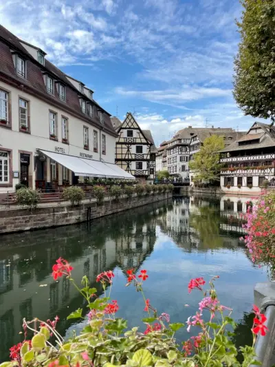 Rio panorâmico de Strasborg França com edifícios Tudor