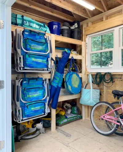 Zware planken voor strandhuisschuur met strandstoelen aan de voorkant