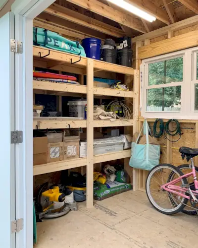 Étagères en bois robustes dans le hangar de stockage de la maison de plage