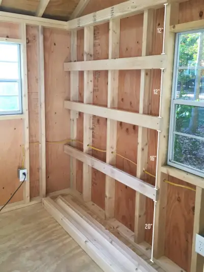 Soportes para estantes de madera unidos a la pared del cobertizo para estantes de garaje de bricolaje