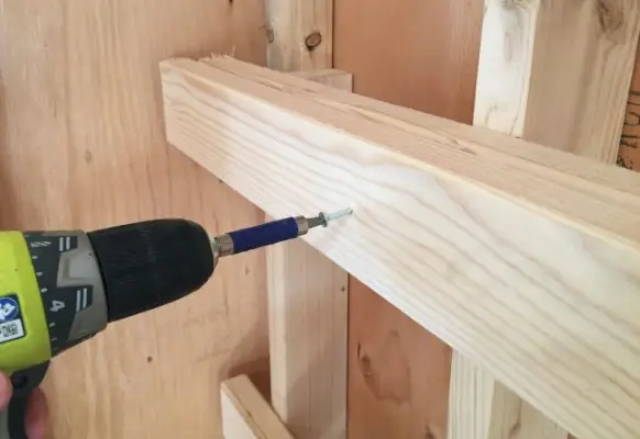 vissage support horizontal pour étagère de garage DIY