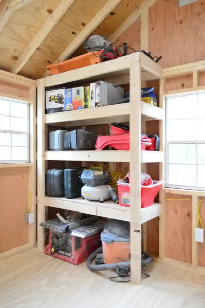 Idées de rangement dans un hangar Étagères en bois robustes bricolage