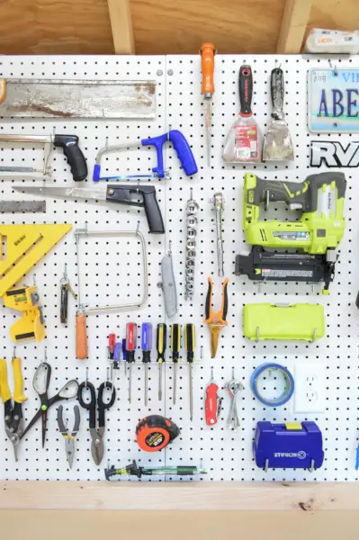 idées de rangement dans un hangar panneau perforé blanc avec outils