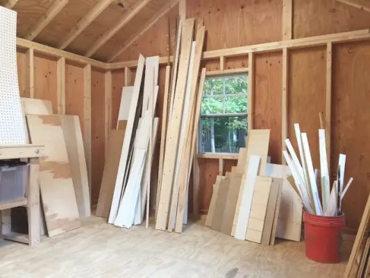 idées de stockage dans un hangar tas de bois de rebut