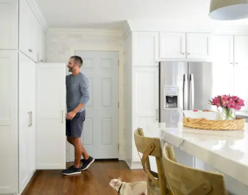 Prateleiras de mudroom da cozinha John deixando o hambúrguer tímido