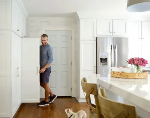 Mensole della cucina Mudroom John che guarda l'hamburger