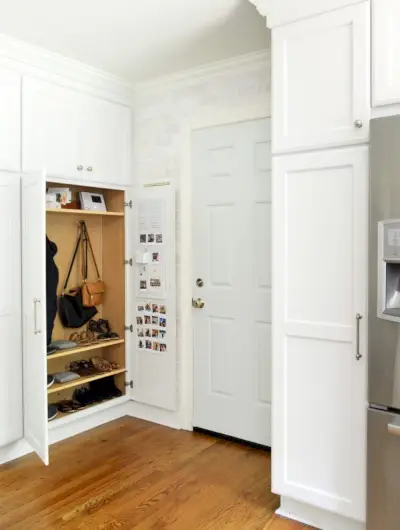 Mudroom de cozinha aberto com geladeira