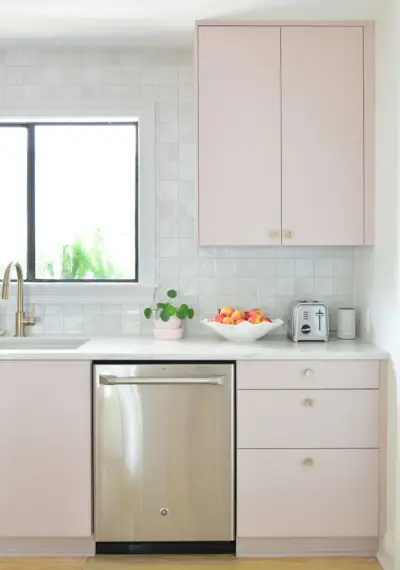 Armari superior a la cuina d'Ikea ​​pintada amb un backsplash gris