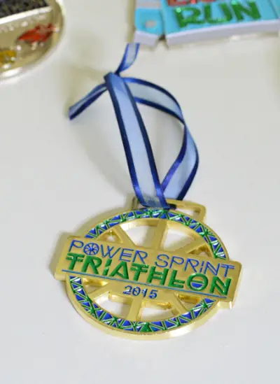 Medal zawodów triathlonowych z krótszą wstążką do zawieszenia na choince