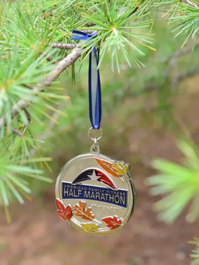 Medaille für Halbmarathonlauf am Weihnachtsbaum aufgehängt