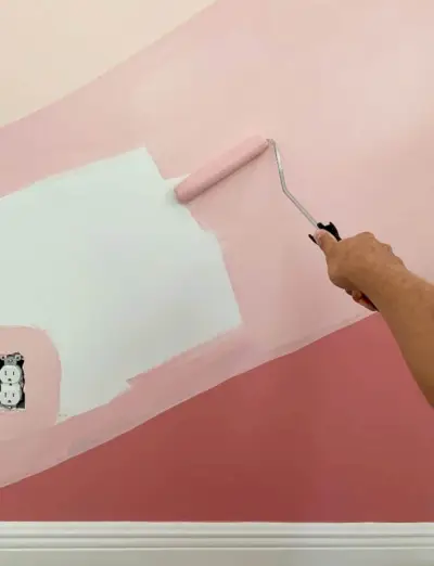 Remplissage d'une fresque murale abstraite avec un rouleau à peinture