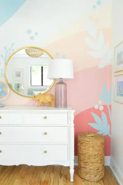 Quarto de meninas com grande mural abstrato com listras de coral azul rosa