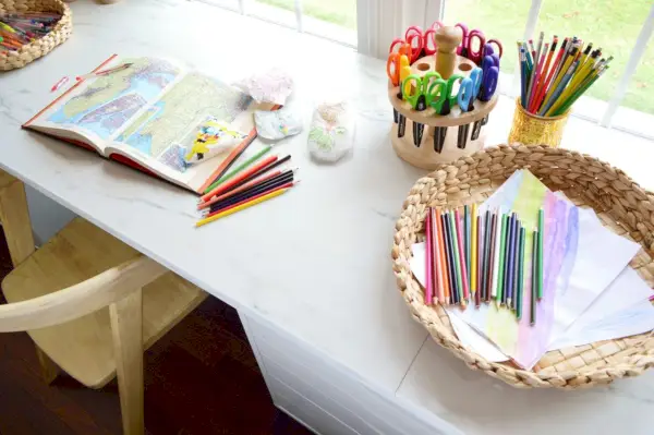 Vue de dessus du bureau d'art pour enfants utilisant des comptoirs en stratifié en marbre Ikea Ekbacken