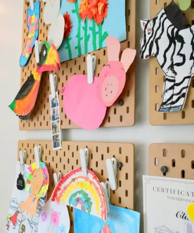 Ikea Skadis Pegboard Organizer con opere d'arte per bambini ritagliate per la visualizzazione