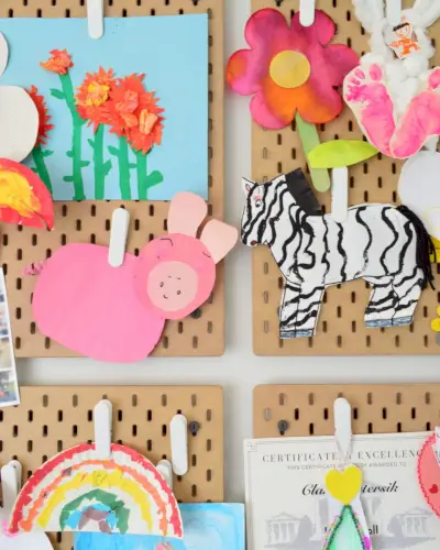 Barnekunstverk klippet opp til Ikea Skadis Corkboard Organizer Display