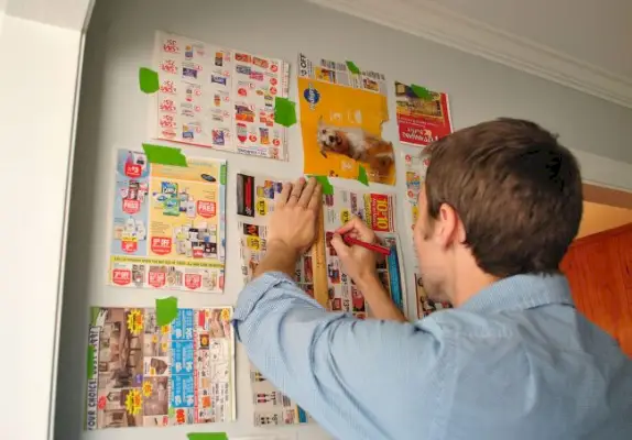 John marca la ubicación de la pared de la galería usando plantillas de papel