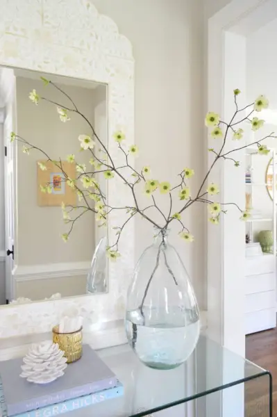 galhos de dogwood em vaso para decoração de árvore de Páscoa