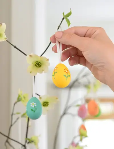 col·locant ou pintat decoratiu a l'arbre de Pasqua