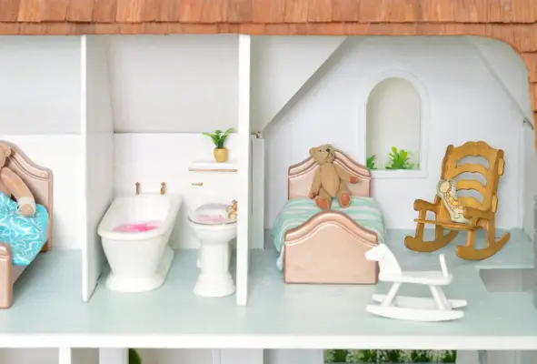 T Dollhouse à l'étage salle de bain chambre