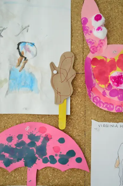 detall del projecte d'art infantil amb ós dibuixat en un pal de paleta