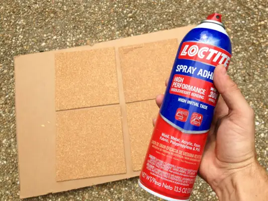 pulverizar adesivo em spray Loctite em ladrilhos de cortiça para fixá-los na parede de cortiça