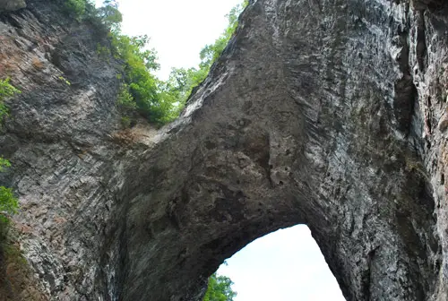 NatBridge-Ansicht unter der Brücke